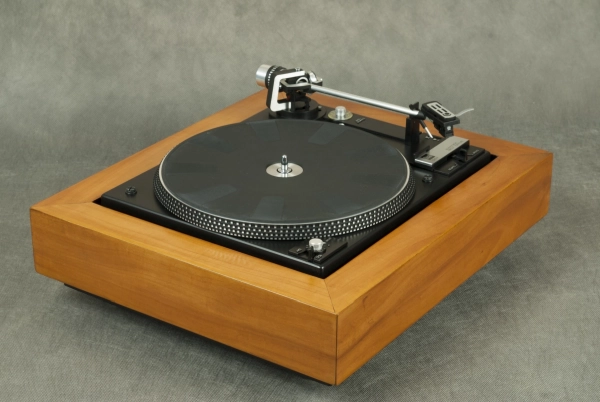 Gramofon Dual 1237, fornir jabłoń europejska