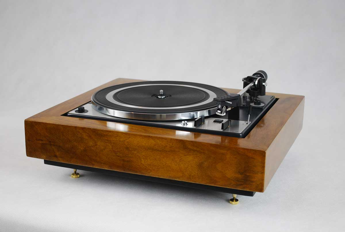 Gramofon Dual w plincie pokrytej naturalnym fornirem.