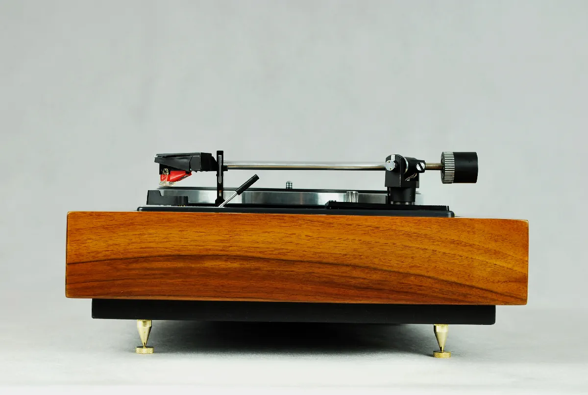 Gramofon Dual w plincie pokrytej naturalnym fornirem.