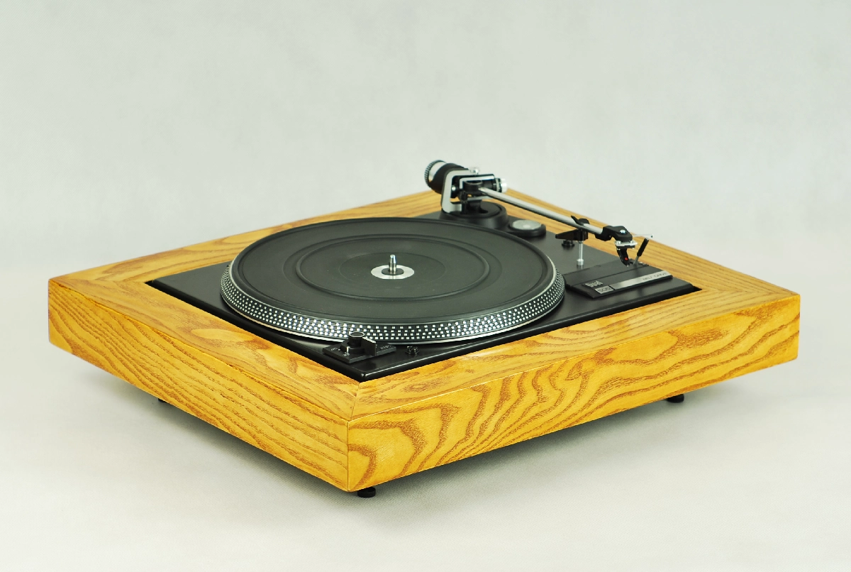 Gramofon Dual 505 w plincie pokrytej naturalnym fornirem.