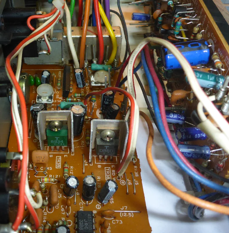 Części elektroniczne wzmacniacza audio.