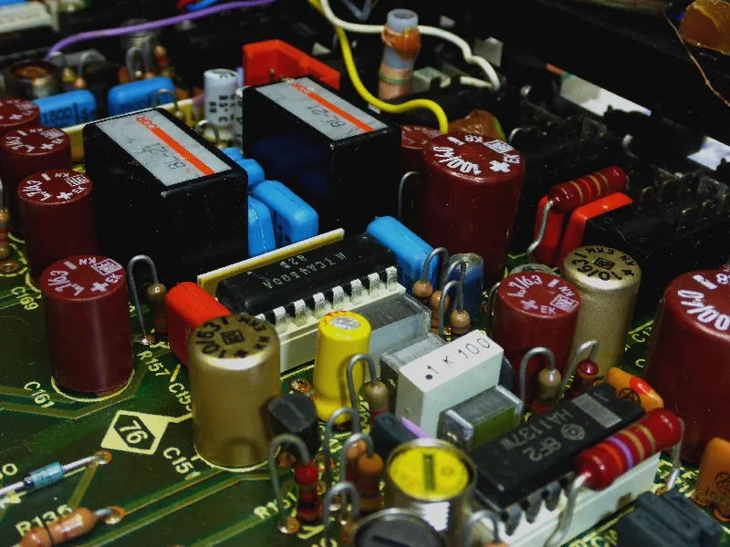Części elektroniczne wzmacniacza audio. (2)