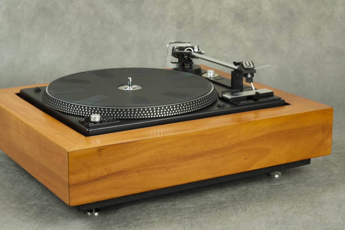 Gramofon Dual 1237, fornir jabłoń europejska
